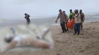 Diduga Nelayan Sukabumi, Mayat Pria Bertato Ditemukan di Pantai Mandalaratu