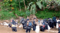 Plt Camat Cikembar Sukabumi Bersama Masyarakat Turun Langsung Bersihkan Sungai