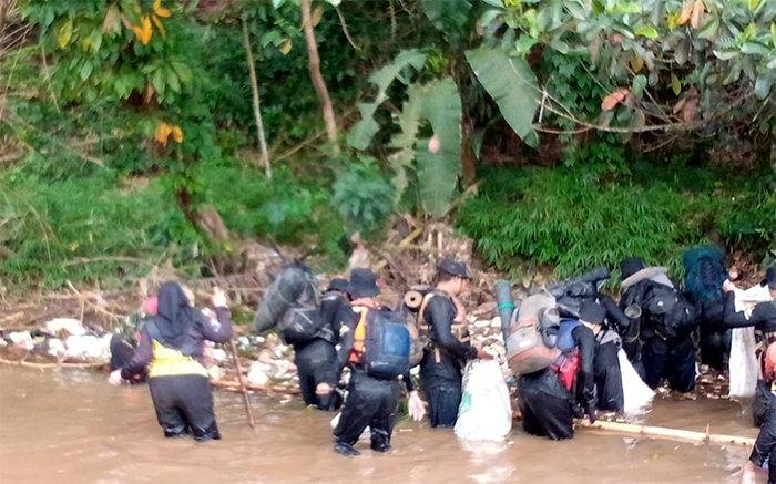 Bersihkan Sumgai Cikembar Sukabumi
