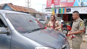 Sambut HUT RI ke-80 di Sukabumi, Forkopimcam Cikembar Bagikan Bendera Gratis