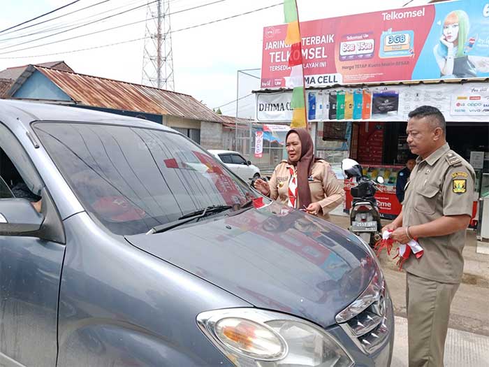 Forkopimcam Cikembar Bagikan Bendera Gratis