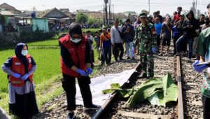 Lansia di Cicantayan Sukabumi Tewas Usai Tertabrak Kereta Saat Berjemur di Rel