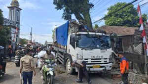 Truck Hantam Pohon di Jalan Pelabuhan II Kota Sukabumi, 1 Pengendara Alami Luka