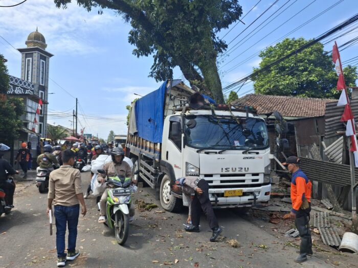 Truck Hantam Pohon di Jalan Pelabuhan II Kota Sukabumi