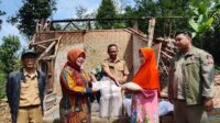 Rumah Warga Roboh, Lina Ruslinawati Langsung Beri Bantuan