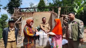 Rumah Warga Roboh, Lina Ruslinawati Langsung Beri Bantuan