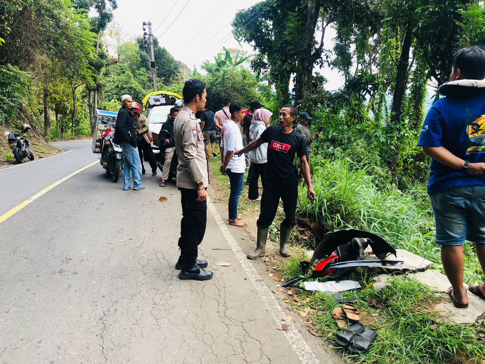 LAKATUNGGAL: Sultan Pebriani (21), warga Kampung Tanjungsari, Desa Caringinunggal, Kecamatan Waluran mengalami kecelakaan tunggal saat mengemudikan Toyota Calya bernopol F 1527 OS di ruas Jalan Raya Cisarakan, Desa Loji, Kecamatan Simpenan, Kabupaten Sukabumi, Kamis (28/8). FT: Karimullah/INILAHSUKABUMI.COM
