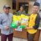 SIMBOLIS: Camat Warungkiara, Ali Muratdo saat menyerahkan beras yang dibeli masyarakat pada giat Gerakan Pasar Murah. FT: KARIMULLAH//INILAHSUKABUMI.COM
