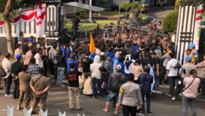 PMII Kota Sukabumi Gembok Rumah Dinas Wali Kota, Tuntut Reformasi Birokrasi dan Pelayanan Publik