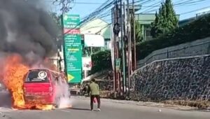 Angkot Jurusan Goalpara Sukabumi Hangus Terbakar di Depan RS Hermina, Lalu Lintas Sempat Lumpuh Total