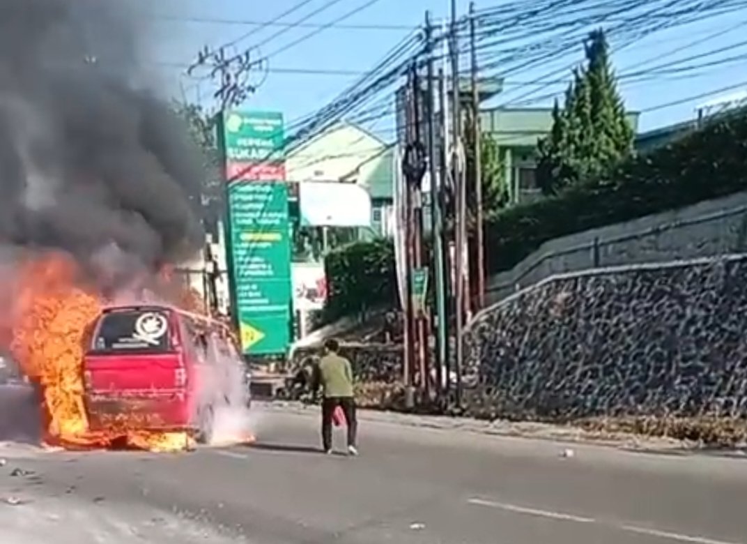 Angkot Goalpara Sukabumi Terbakar