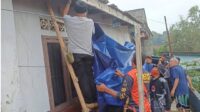 Satgas BPBD Kota Sukabumi Monitoring Rumah Ambruk di Kelurahan Karamat