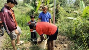 Mahasiswa KKN Nusa Putra Sukabumi Tanam 500 Pohon di Cikidang dan Bumisari, Cegah Longsor