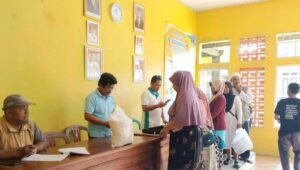 Pemdes Buniwangi Sukabumi Salurkan 1,2 Ton Beras Bantuan untuk 608 KPM