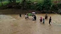 Pikul Jenazah Warga Jampangkulon Sukabumi Terpaksa Seberangi Sungai