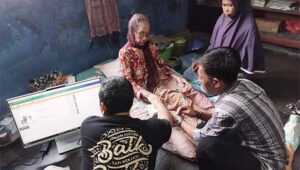Disdukcapil Sukabumi Layani Perekaman KTP-el Lansia Jemput Bola di Surade