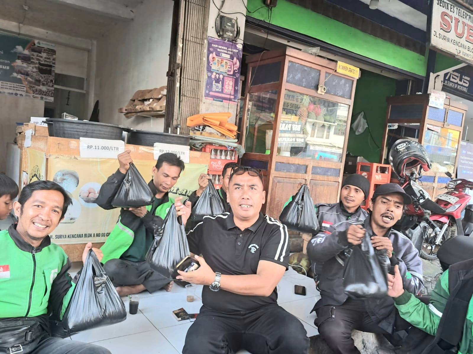 AKRAB: Staf ahli Anggota DPRD Provinis Jawa Barat Lina Ruslinawati, Abia Mahabudin saat diskusi dan memberikan Sembako ke Komunitas Ojol Cibadak, Senin (1/09).