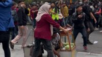 Demo di Sukabumi, Mahasiswi Berhijab Tunjukkan Aksi Heroik Lindungi Pedagang Saat Bentrokan