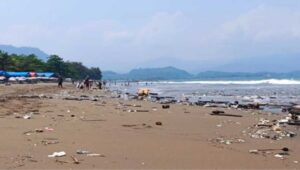 Pesona Pantai Citepus Sukabumi Saat Libur Panjang Tercoreng Sampah