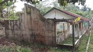Siswa SDN Tegalega Sukabumi Belajar di Gedung Ambruk Tanpa Atap