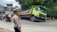 Truk Angkut Semen SCG 32 Ton Terperosok di Cibadak Sukabumi, Polisi Turun Tangan