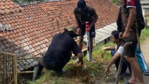 Mahasiswa KKN Nusa Putra University Pasang Reflektor untuk Mitigasi Bencana di Desa Margalaksana