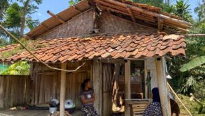 Di Balik Gemuruh Langit Bojonggenteng: Kisah Warga Bertahan di Tengah Puting Beliung dan Hujan Es