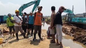 Puluhan Petani Demo Tuntut Perbaikan Saluran Air di Proyek Tol Bocimi
