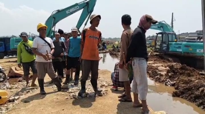 Petani Demo Tuntut Perbaikan Saluran Air