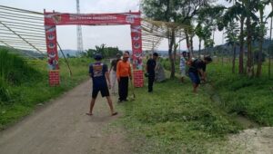 Cegah Banjir, Warga Kamandoran Kompak Bersihkan Saluran Air