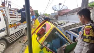 Sopir Ngantuk, Dump Truk Tabrak Rumah di Jampangkulon