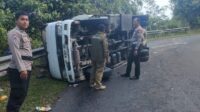 Truk Tangki Terguling di Tikungan Letter S Cikidang