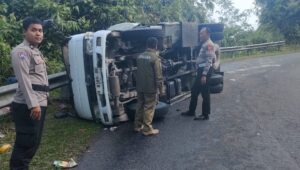 Truk Tangki Terguling di Tikungan Letter S Cikidang