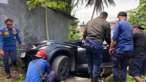 Minibus Terperosok ke Sungai Cicatih di Cibadak