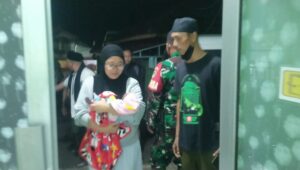 Warga Warungkiara Temukan Bayi Terbungkus Selimut Merah di Pos Ronda