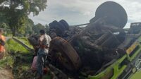 Truk Pengangkut Batu Bara Terbalik di Kecamatan Cikembar