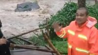 Proyek Jembatan Lambat, Jembatan Darurat Hanyut, Warga Desa Tarisi Terancam Terisolir