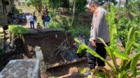 Hujan Deras di Cikembar, Jembatan Penghubung Dua Desa Ambruk