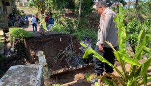 Hujan Deras di Cikembar, Jembatan Penghubung Dua Desa Ambruk