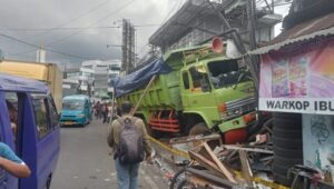 Truk Pengangkut Tanah Kecelakaan di Cibadak, Dua Orang Luka-luka