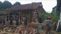 Camat Cibadak Pimpin Warga Tenjojaya Bangun Rumah Lansia yang Hampir Roboh