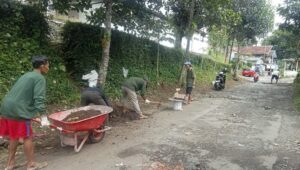 Jalan Rusak Tak Kunjung Diperbaiki, Warga Warnajati Gelar Kerjabakti