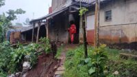 Tanah Amblas di Nagrak Sukabumi, 12 Jiwa Terancam