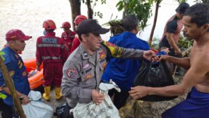 Sungai Cidadap Meluap, 70 Warga Kampung Cisarua Dievakuasi