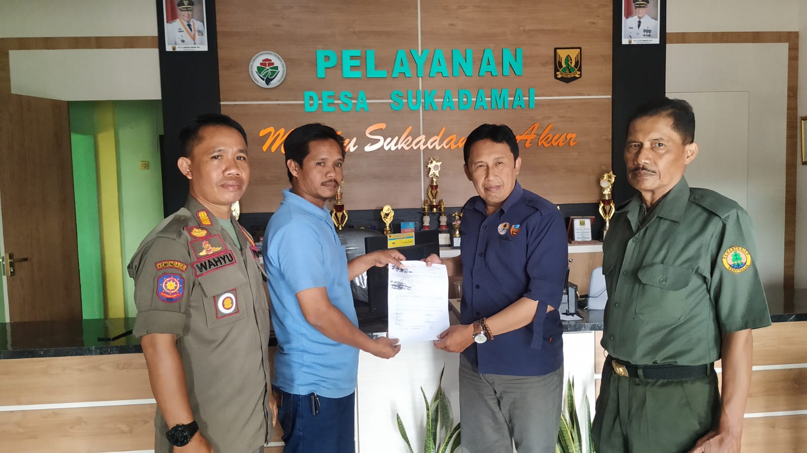 SERAHTERIMA: Kepala Desa Sukadamai, Rudi Hartono dan Kepala Resor KSDA Sukabumi Oyok Herlan memperlihatkan surat tanda terima dan empat buah plastik berisi sampel rambut diduga Harimau di Kantor Desa Sukaramai, Kecamatan Cicantayan, Kabupaten Sukabumi, Kamis 28 Juli 2022 lalu. Ft: ist