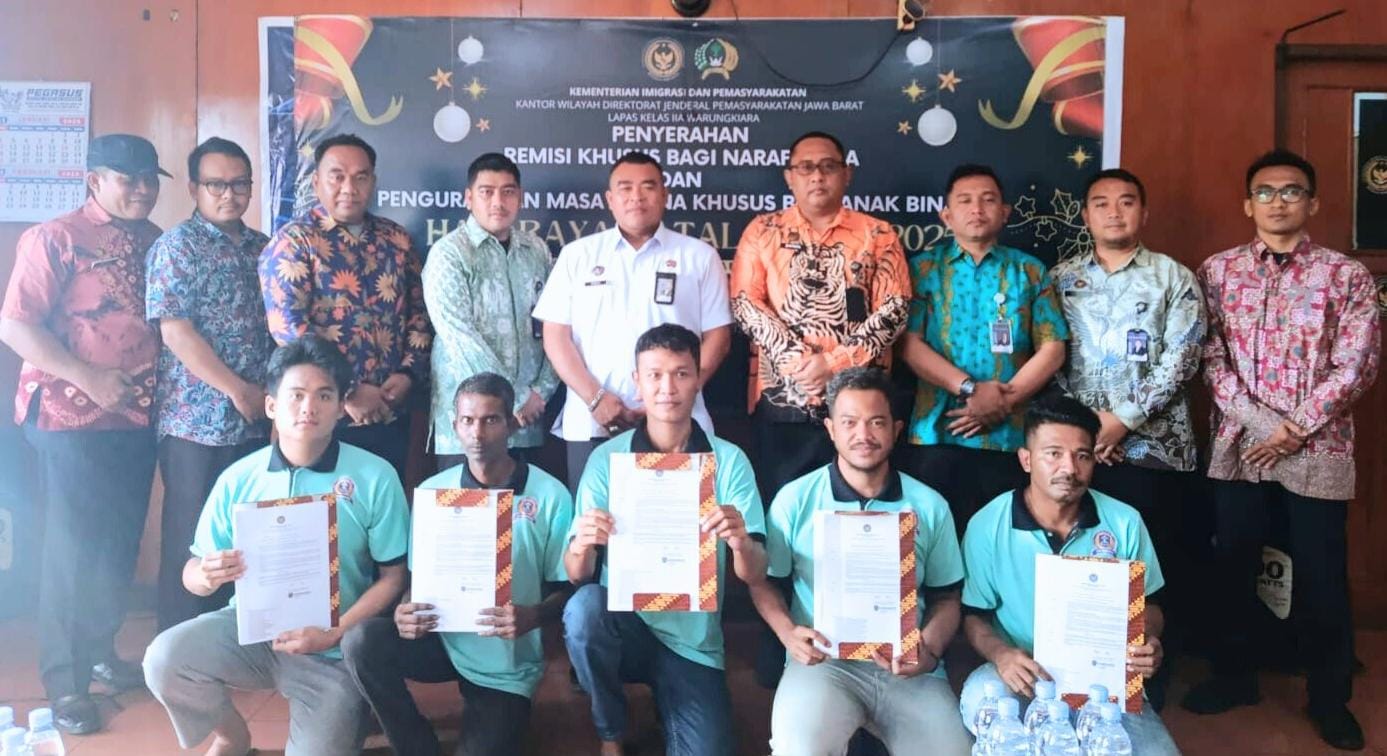 PENUHKASIH: Lembaga Pemasyarakatan (Lapas) Kelas IIA Warungkiara menyerahkan Surat Keputusan (SK) Remisi Khusus Hari Raya Natal 2025 kepada lima warga binaan pemasyarakatan (WBP) beragama Nasrani. FT: Karimullah//inilahsukabumi.com