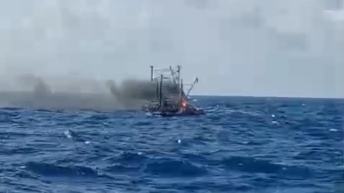 TERBAKAR: Kapal Nelayan Maulana-30 terbakar di tengah perairan laut Provinsi Lampung. (Foto: Dok. Istimewa/Tangkap Layar)