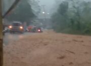 Salah satu dampak terparah terjadi di wilayah Kecamatan Nyalindung, di mana material longsor dan banjir lumpur menutup akses jalan utama.