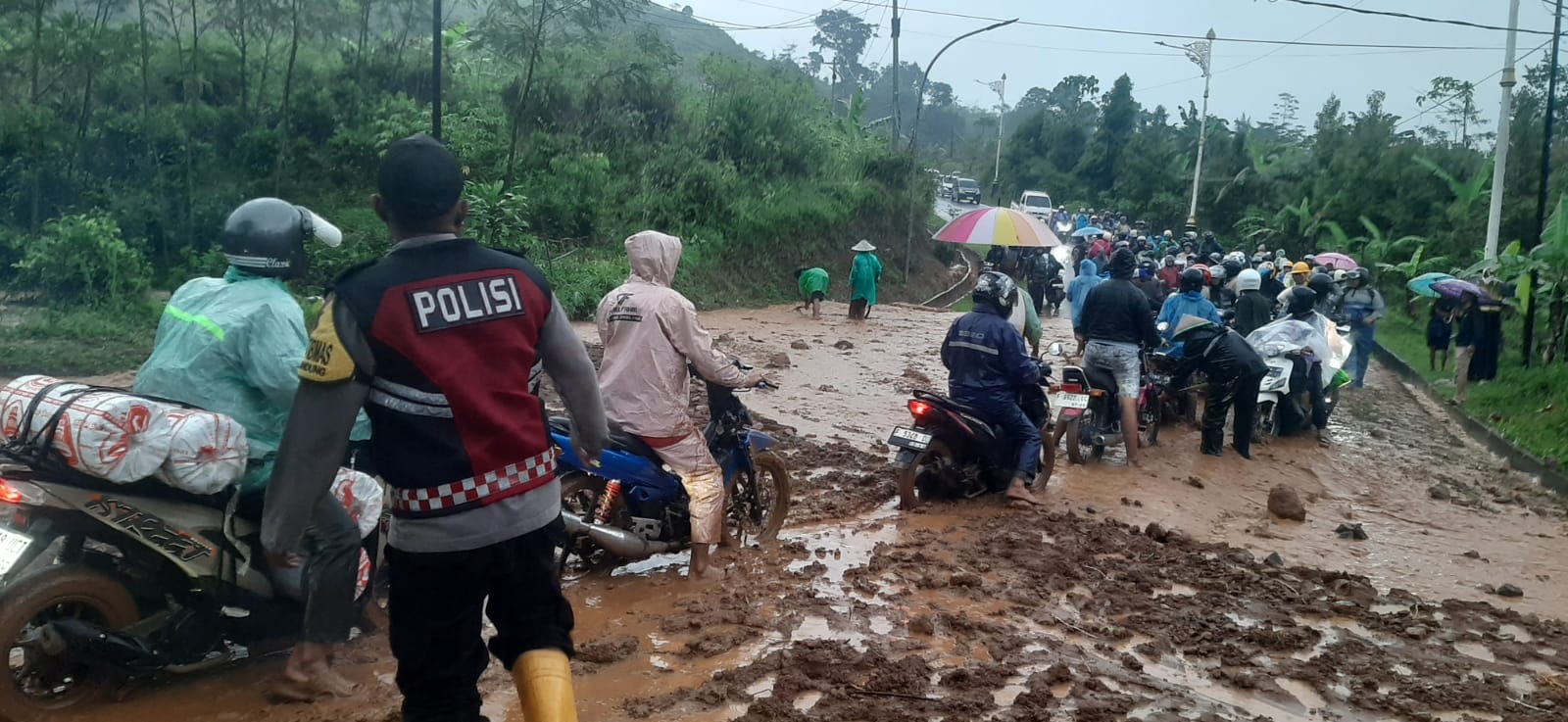 TERGANGGU: Longsor dilaporkan menimbun ruas Jalan Sukabumi (Baros) – Sagaranten, tepatnya di Kampung Liunggunung, Desa Kertaangsana. Ft: ist