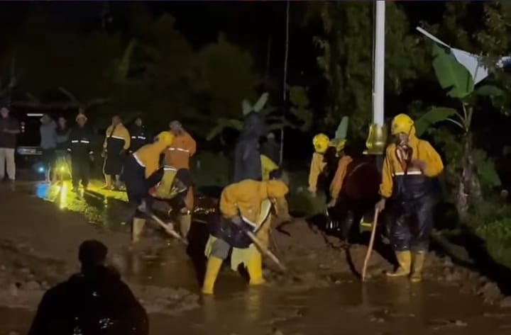 BANCANA ALAM: Hujan deras yang mengguyur Kabupaten Sukabumi pada Minggu (28/12) mengakibatkan banjir dan longsor di tiga kecamatan. FT: Ist